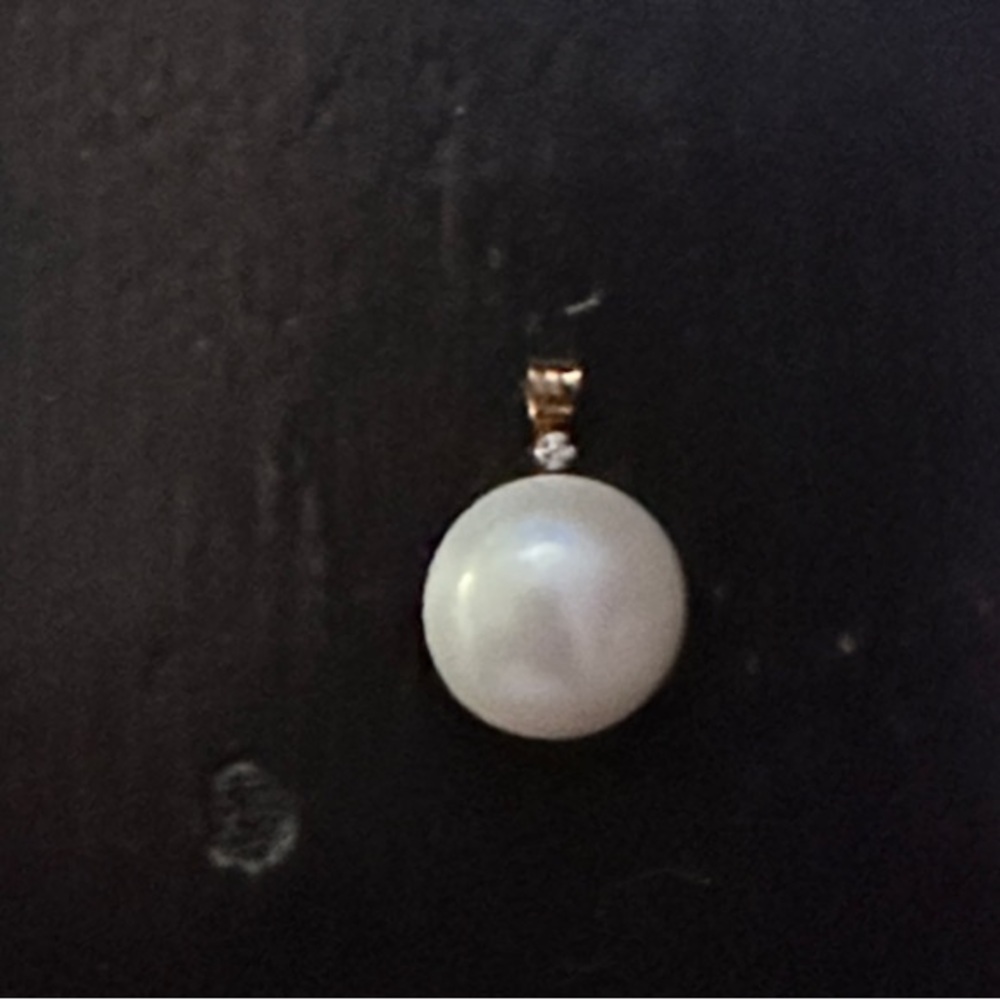 Elegant Gold diamond and White Pearl Pendant